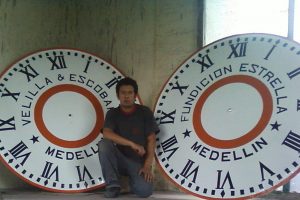 El hombre que le devolvió el tiempo a los relojes de Bogotá