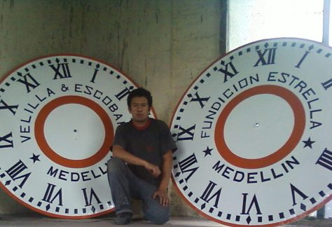 El hombre que le devolvió el tiempo a los relojes de Bogotá