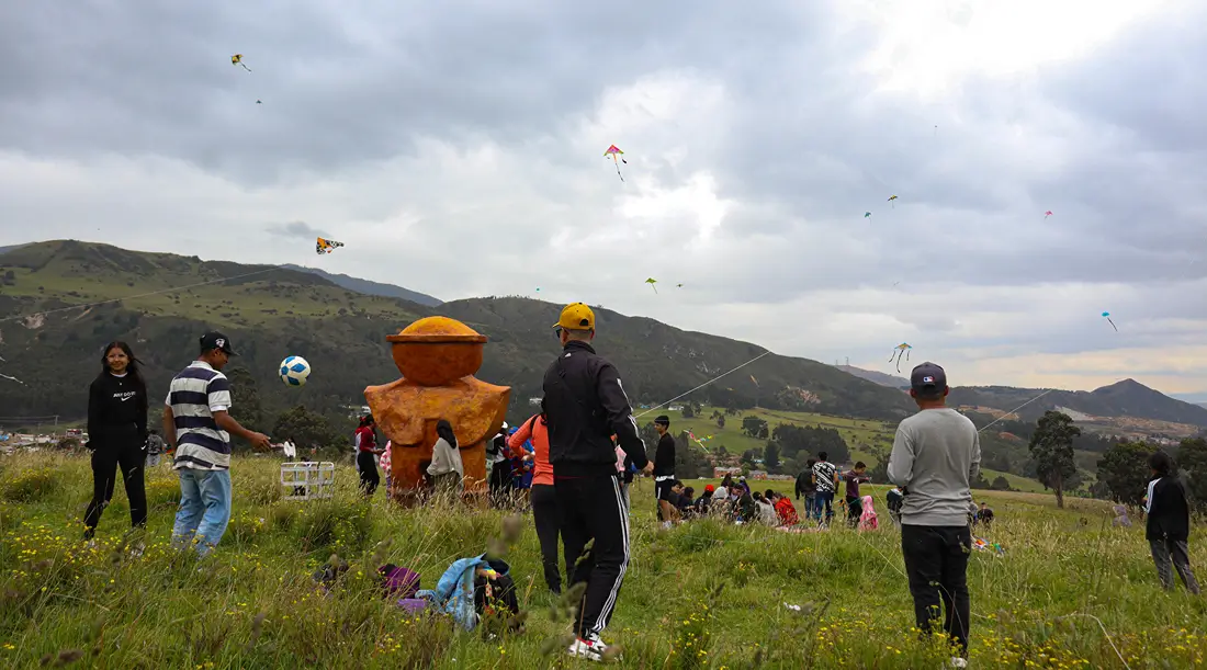 Personas volando cometa en el PAPCU