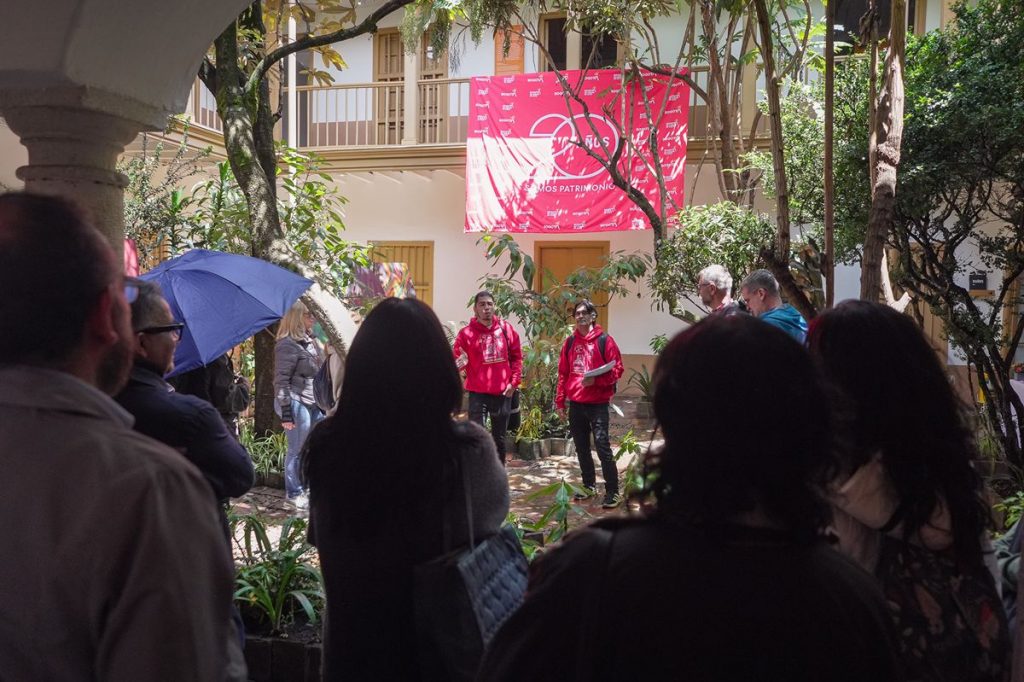 Grupo en recorrido de los 20 años del idpc por el museo de bogotá