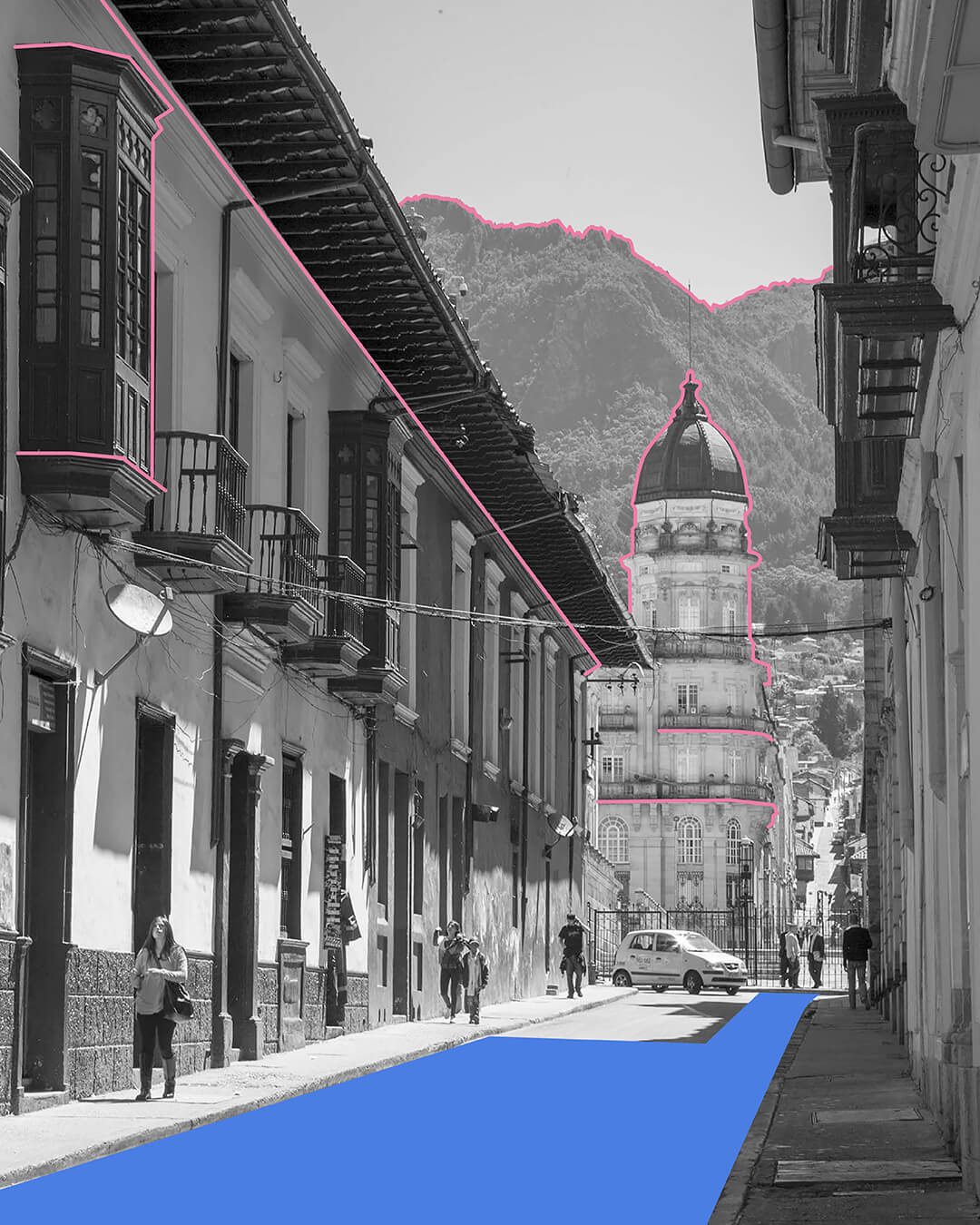 Fotografía en blanco y negro del centro histórico de Bogotá que muestra peatones transitando por la calle ante edificaciones de arquitectura tradicional y patrimonial.
