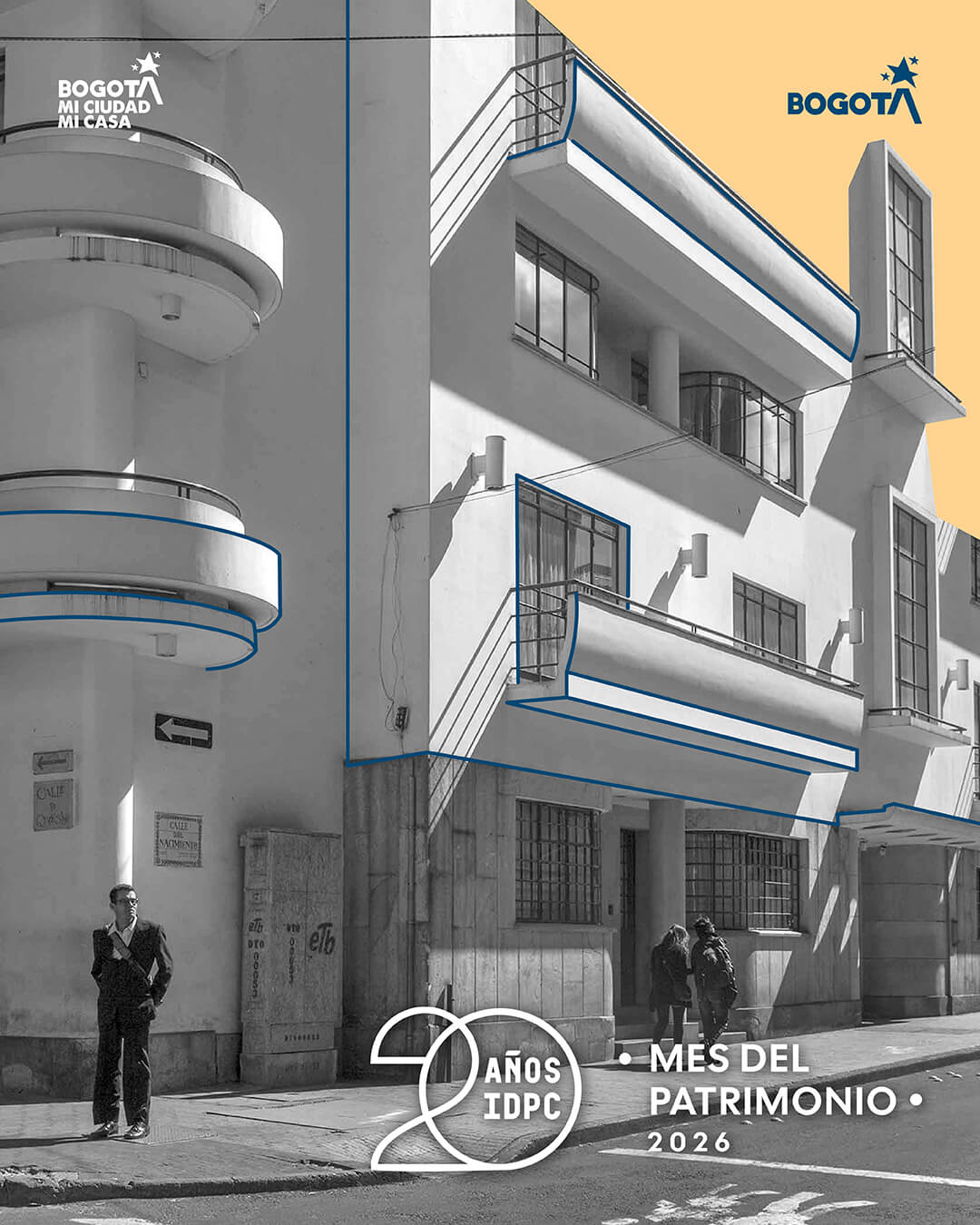 Vista urbana en blanco y negro de una calle del centro histórico de Bogotá, destacando una edificación clásica con cúpula al fondo entre edificios emblemáticos y transeúntes.
