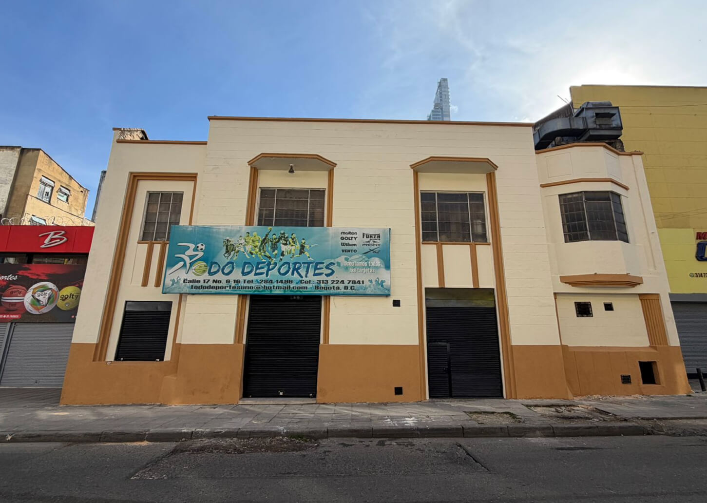 Fachada intervenida en la Calle 17 # 6 - 16 tras los trabajos de conservación, con pintura renovada, eliminación total de grafitis e iluminación y acabados limpios.