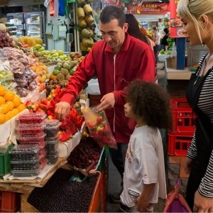Una receta puede ser mucho más que una lista de ingredientes: puede guardar recuerdos, historias familiares y saberes que pasan de generación en generación. En este taller del Mes del Patrimonio, niñas y niños podrán explorar la relación entre alimentación, memoria e identidad y descubrir cómo las prácticas cotidianas también construyen patrimonio.