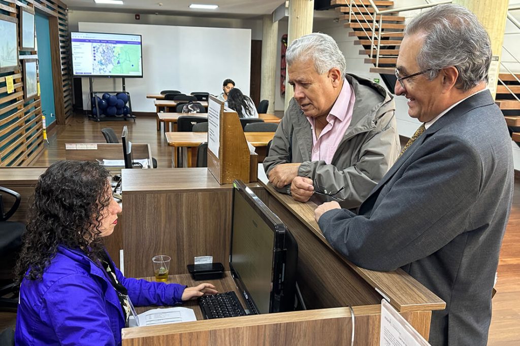 Asesora del IDPC atendiendo a un ciudadano en módulo de atención presencial durante la Aprobatón.