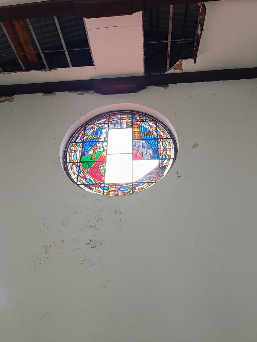 Detalle del vitral circular multicolor en el muro de la Catedral San Buenaventura, con estructura de soporte visible en la parte superior.