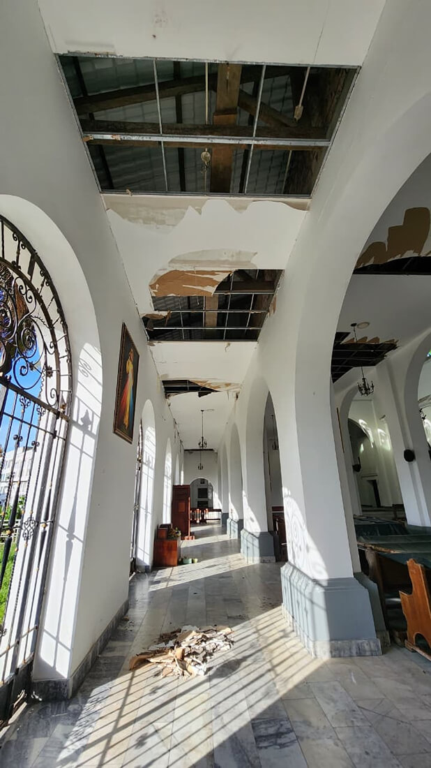 Vista del pasillo interior con arcos alineados de la Catedral San Buenaventura, evidenciando las estructuras del techo y los avances en la evaluación del inmueble.