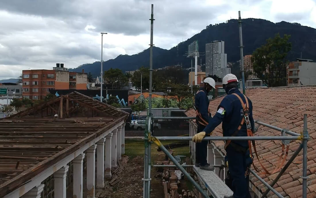 Trabajadores realizando labores de desmontaje técnico en las estructuras superiores de Los Columbarios.