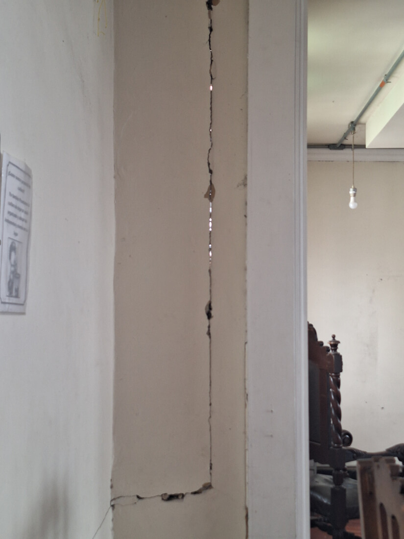 Vista detallada de una grieta vertical en la pared interior de una estructura patrimonial en Manizales tras el sismo.