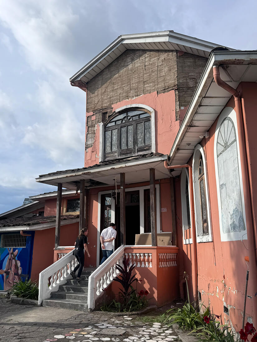 Fachada de la fundación Rafael Pombo en Manizales evaluada por el equipo del IDPC durante las jornadas de voluntariado.