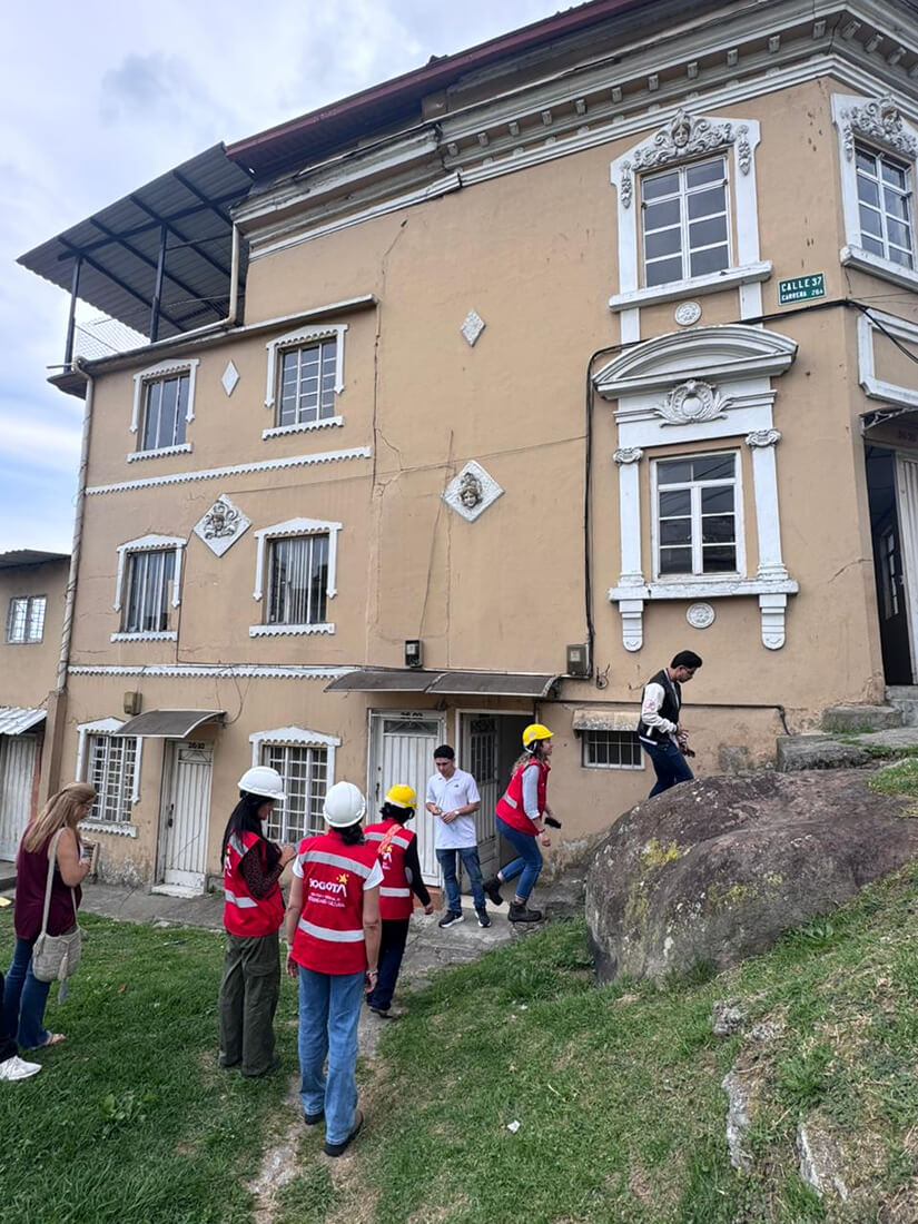 Fachada exterior de casa en Manizales, donde personal técnico del IDPC realiza una inspección y diagnóstico en la entrada principal.