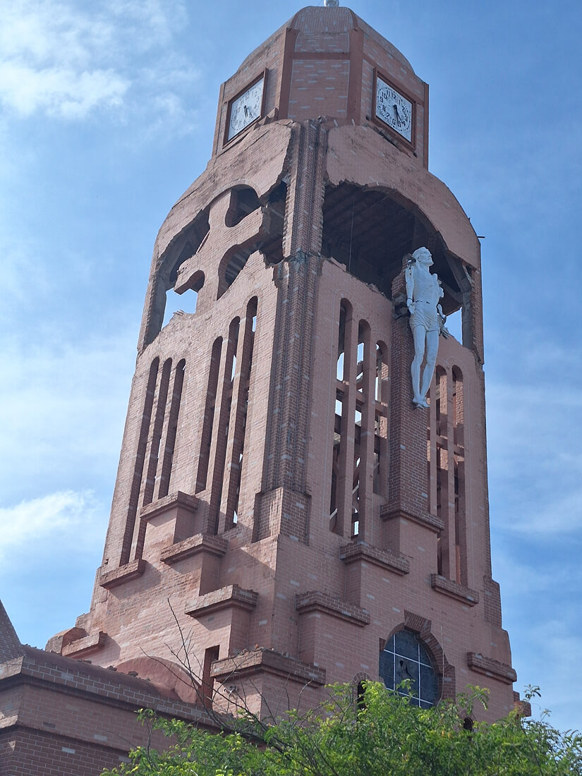 Vista detallada de la torre principal de la Basílica de Quimbaya y la escultura en su estructura exterior, evaluada tras el sismo.