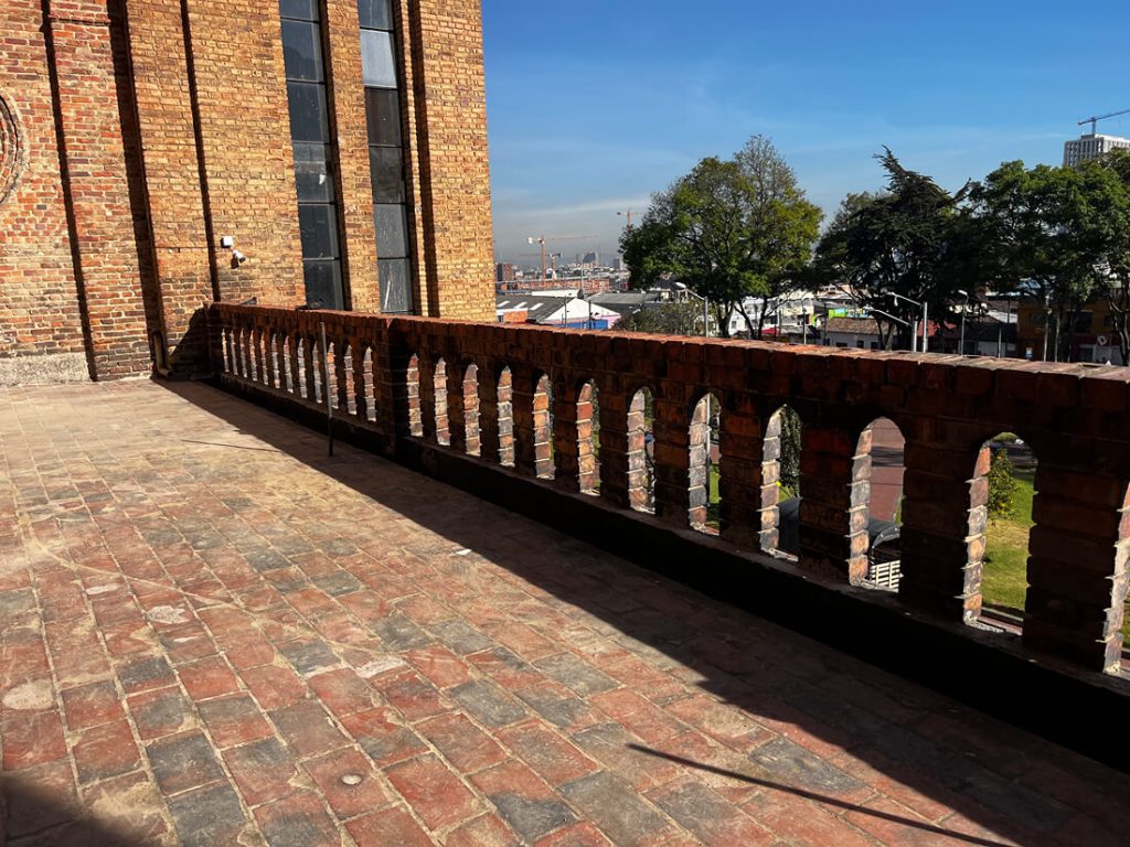 Baranda de la Iglesia Nuestra Señora del Carmen de Las Cruces limpia.
