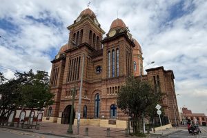 La Iglesia de Las Cruces se acerca a sus cien años con fachadas intervenidas