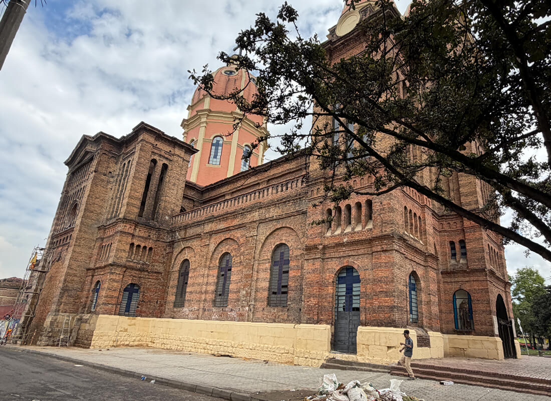 Después: Fachada principal de la Iglesia de Las Cruces restaurada y limpia tras los trabajos de conservación en su estructura de ladrillo y piedra arenisca.