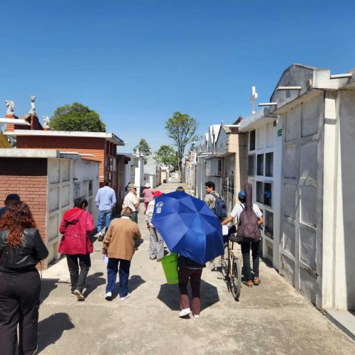 Personas caminando por el cementerio