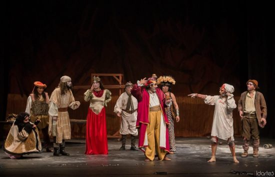 Grupo de actores en el escenario en medio de una obra